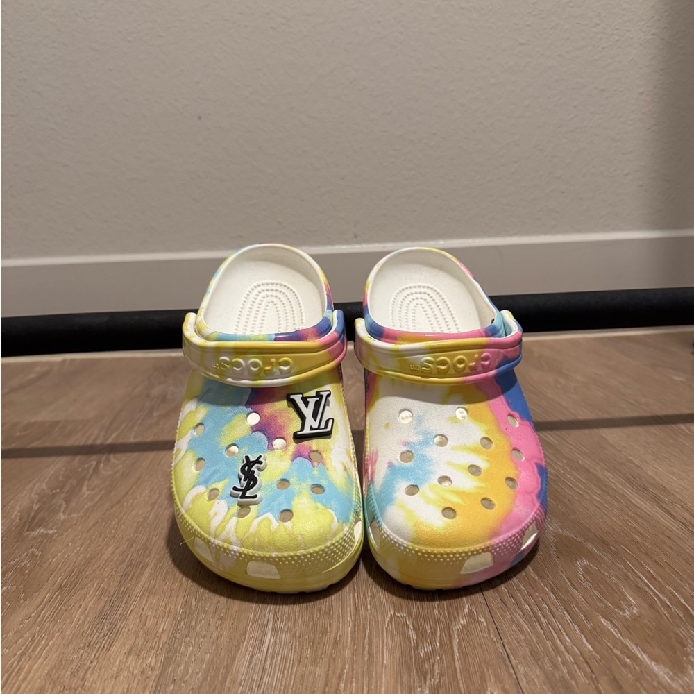 Unisex Tie-Dye Crocs Clogs – Size Women’s 9 / Men’s 7